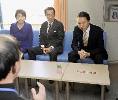 Hatoyama visits temporary homeless shelter