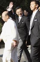 LDP chief Tanigaki visits Ise Shrine