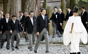 Prime Minister Hatoyama visits Ise Jingu