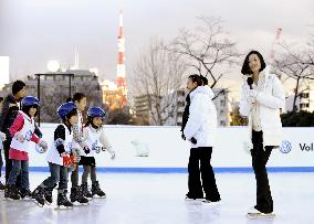 Arakawa instructs children at Tokyo Midtown's new skating rink