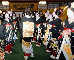 Geisha entertainers, apprentices celebrate new year