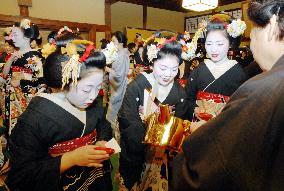 Geisha entertainers, apprentices celebrate new year