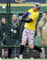 Ichiro works out in Kobe