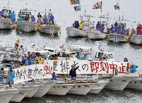 Fishermen on 100 boats protest over Isahaya Bay dike project
