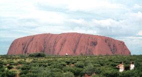 Australia approves tentative plan to close Ayers Rock to climbers