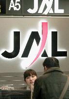 Gov't seeks JAL's court-backed bankruptcy, cuts in int'l ops