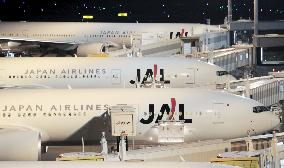 Gov't seeks JAL's court-backed bankruptcy, cuts in int'l ops