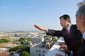 Chief Cabinet secretary visits Okinawa