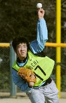 Rookie pitcher Kikuchi starts workout