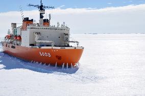 Japan icebreaker proceeds in Antarctic