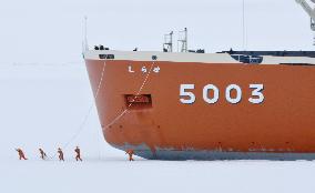 Japanese icebreaker arrives at Antarctic base