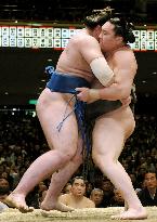 Yokozuna Hakuho beats Tochinoshin at New Year Grand Sumo tourney