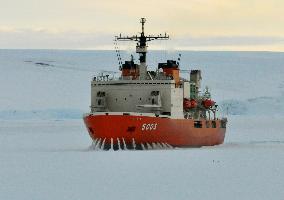 Icebreaker Shirase arrives at Showa Base in Antarctica