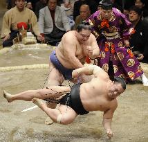 Veteran ozeki Kaio makes sumo history
