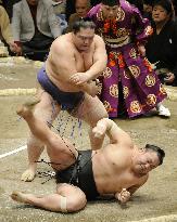 Veteran ozeki Kaio makes sumo history at New Year basho
