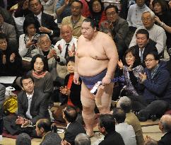 Veteran ozeki Kaio makes sumo history at New Year basho
