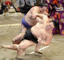 Veteran ozeki Kaio makes sumo history