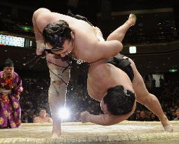Ozeki Kotooshu beats Goeido at New Year sumo