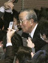 Gov't eyes 600 bil. yen credit line as JAL nears bankruptcy