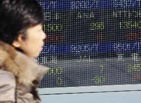 JAL shares tumble to 7 yen
