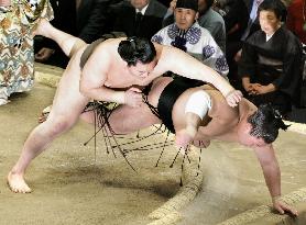 Hakuho beats Goeido at New Year Grand Sumo tourney