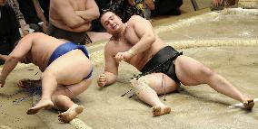 Ozeki Kotooshu defeated by Kakuryu in New Year sumo tourney