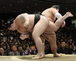 Asashoryu loses to Goeido in New Year sumo tourney
