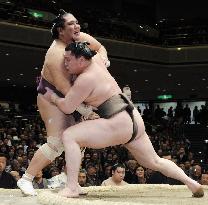 Hakuho defeats Miyabiyama at New Year Sumo Tourney