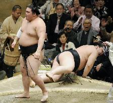 Mongolian yokozuna Asashoryu falls at New Year sumo tournament