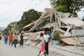 Hundreds of thousands feared dead in Haiti quake