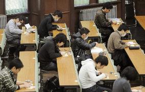 Unified college entrance exams begin across Japan amid flu alert