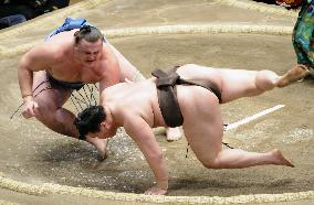 Hakuho falls, all even with Asashoryu at New Year sumo