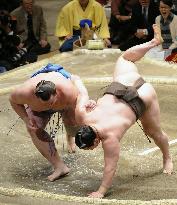 Hakuho falls, all even with Asashoryu at New Year sumo
