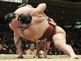 Hakuho bounces back, 5 tied for lead at New Year sumo