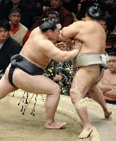 Asashoryu beats Kakizoe at New Year sumo tournament