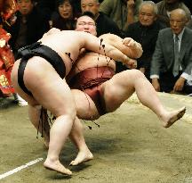 Asashoryu beats Kisenosato at New Year sumo tournament