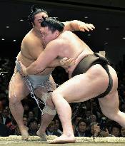 Hakuho beats Kakizoe at New Year sumo tournament