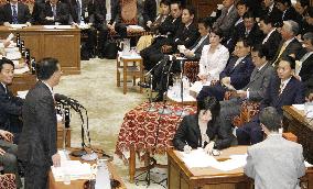 LDP's Tanigaki questions PM Hatoyama at lower house budget panel