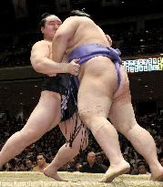 Asashoryu leads rival Hakuho