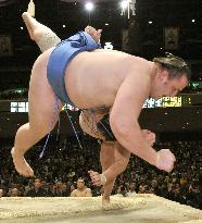 Estonian sumo giant takes to the air