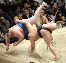 Estonian sumo giant takes to the air