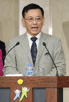 LDP chief vows to fight Hatoyama, DPJ over money scandals