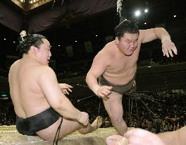 Hakuho dampens Asa's title celebrations at New Year basho