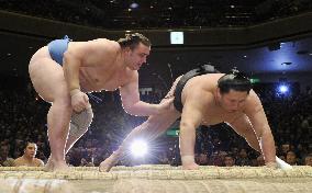 Baruto throws down Kyokutenho at New Year basho