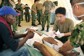 Japanese doctor tends Haitian quake victim