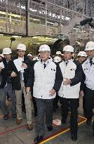 JAL Chairman Inamori, Pres. Onishi visit hanger at Haneda