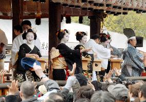 'Maiko' girls throw beans for luck at Kyoto shrine