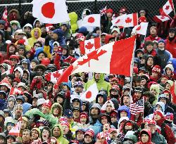 Crowds watch Vancouver Olympics moguls