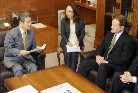 U.S. Sen. Webb holds talks with Japanese defense minister