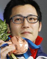 Kato receives medal in 500-meter speed skating